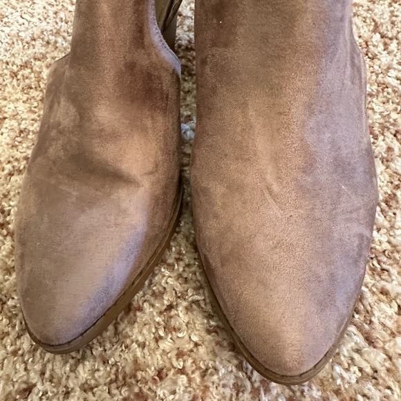 Beige women’s cut out shoes. Size 8.  The brand is Not Rated. - Picture 5 of 5